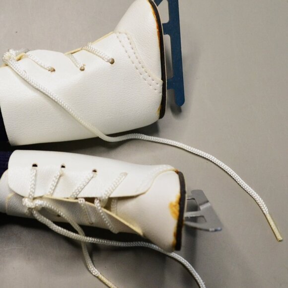 Vintage Pair Of Stuffed Bunnies In Figure Skates Winter Holiday Decor - Picture 6 of 6